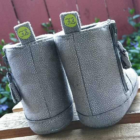 6-9 MONTHS BABY BOOTS: GRAY, SPARKLY AND STUDDED - Picture 3 of 8